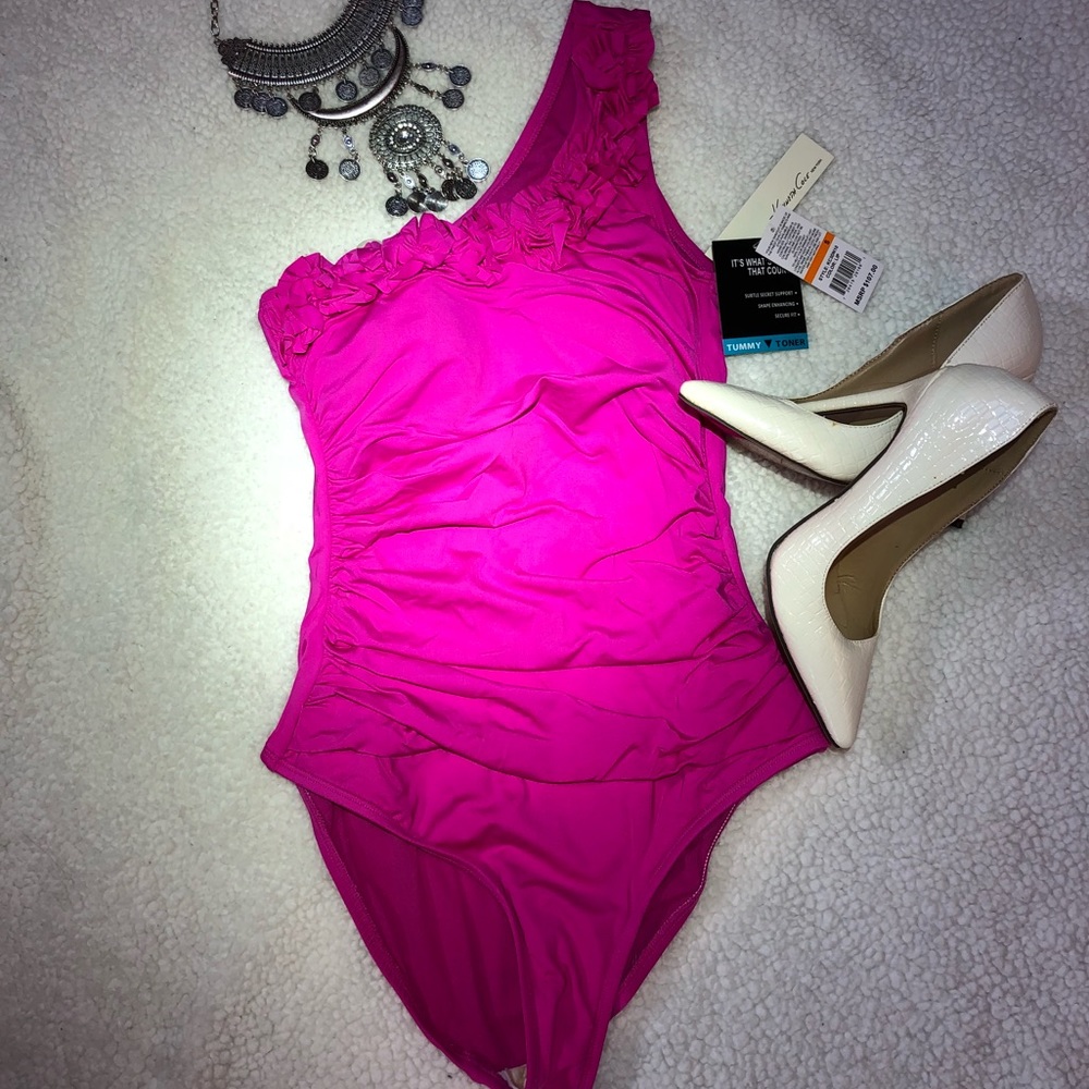 🌺NWT HOT PINK ONE PIECE SWIMSUIT🌺